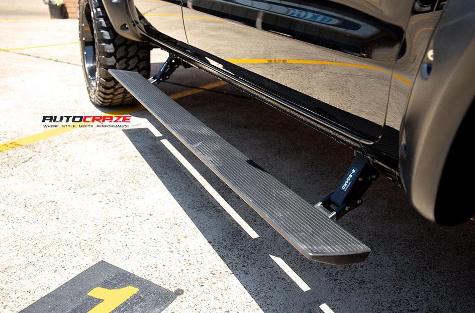 FORD RANGER MO970 GLOSS GREY CENTRE WITH BLACK LIP